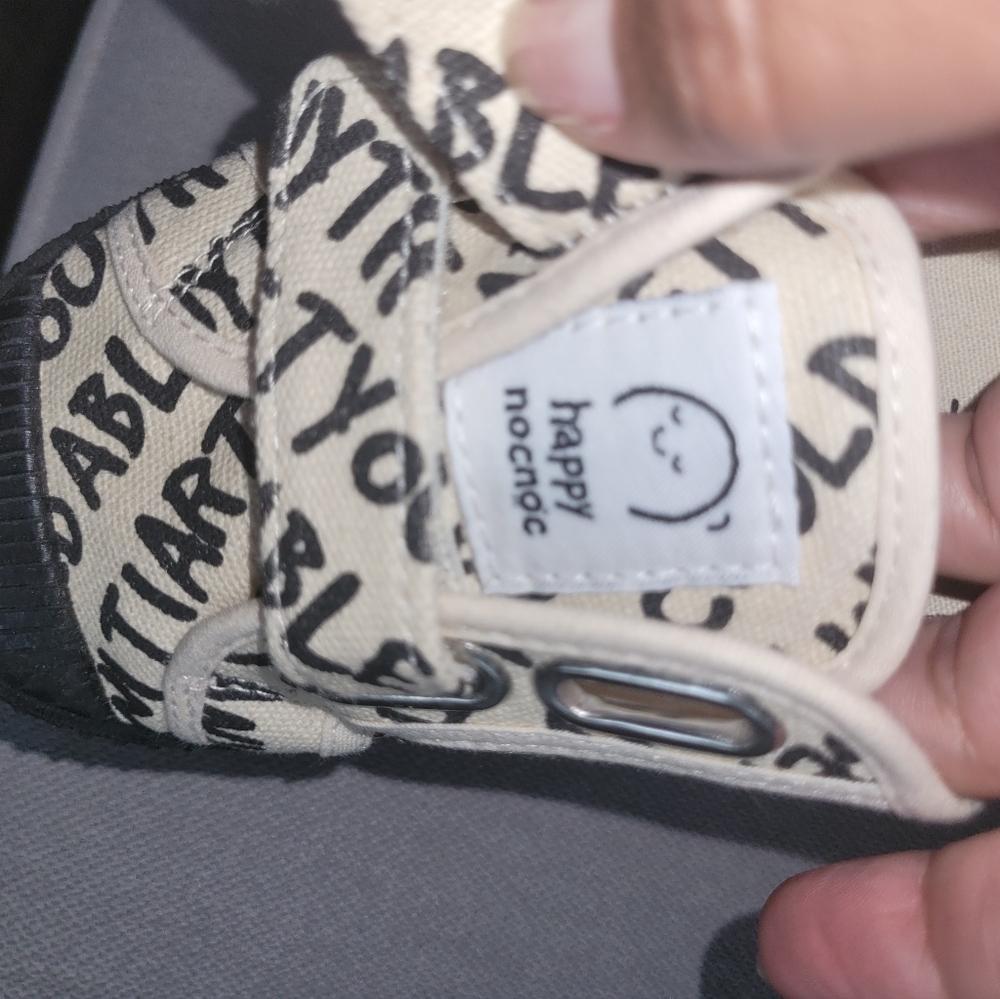 HAPPY NOCNOC SIZE 2 (26) Kids Canvas Shoes with Black and Cream Design Used. - Picture 3 of 6